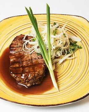 Стейк рибай с соусом демиглас