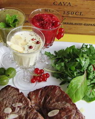 Стейк с летним трио соусов для девочек