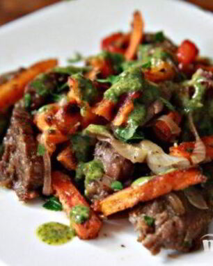 Стейк со сладким картофелем и соусом из петрушки