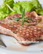 Стейк в маринаде из розмарина и чеснока