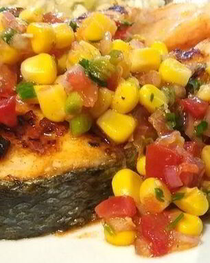 Стейки лосося с сальсой из кукурузы