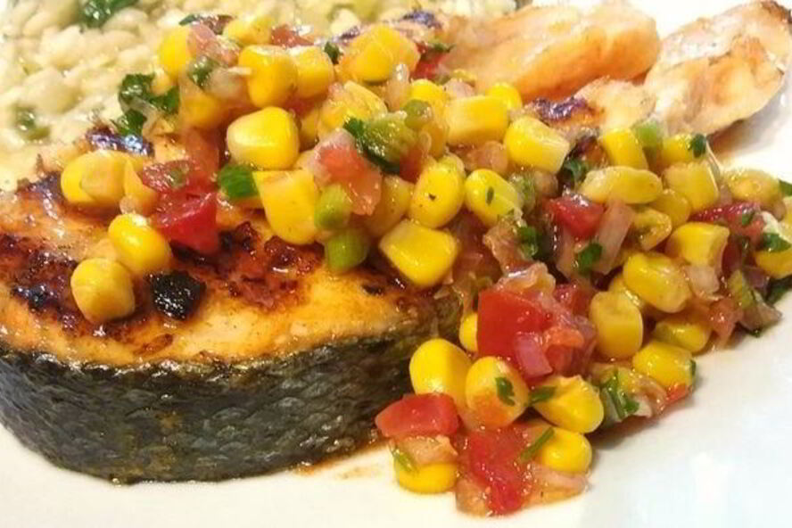 Рецепт стейки лосося с сальсой из кукурузы