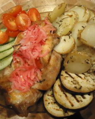 Стейки с картофелем по-деревенски, маринованным луком и овощами