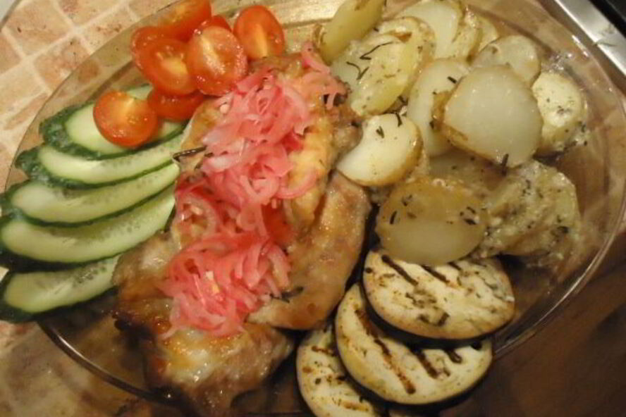 Рецепт стейки с картофелем по-деревенски, маринованным луком и овощами