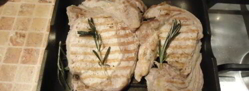 стейки с картофелем по-деревенски, маринованным луком и овощами. Шаг 2