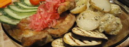 стейки с картофелем по-деревенски, маринованным луком и овощами. Шаг 4