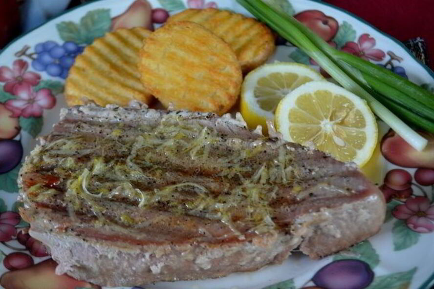 Рецепт стейки тунца с лимонным маслом и черным перцем