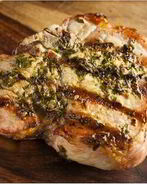 Свиной стейк на гриле в травяном маринаде