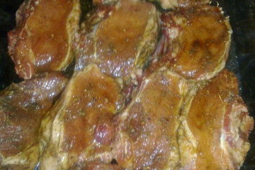 Рецепт запеченые свиные стейки в чесночном соусе