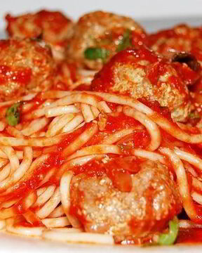 Спагетти с паровыми тефтельками под томатным соусом