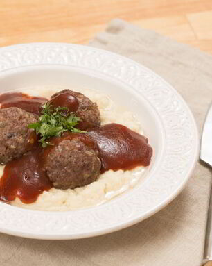 Тефтели из утки с пюре из корня сельдерея и яблочным соусом
