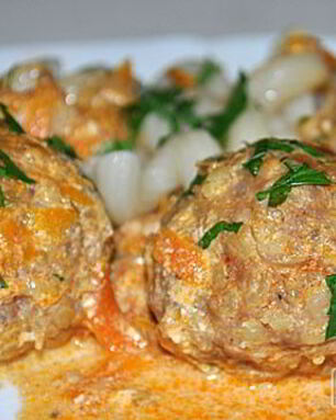 Тефтели с булгуром в сливочно-томатном соусе