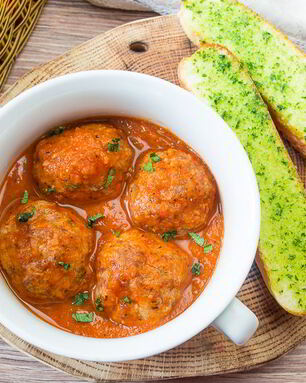 Тефтели с чесночным хлебом