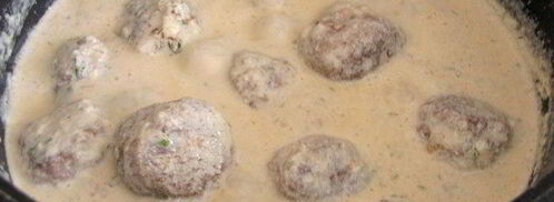 тефтели с кедровыми орешками в сливочном соусе. Шаг 9