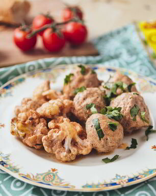 Тефтели с цветной капустой в сливочно-томатном соусе