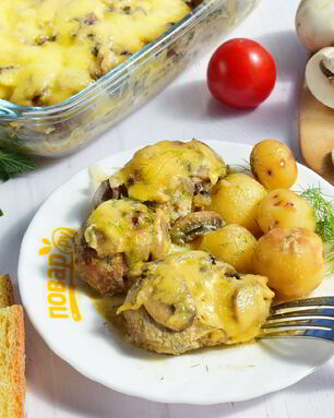 Тефтели в грибном соусе под сыром