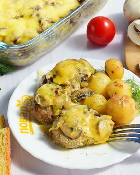 Тефтели в грибном соусе под сыром