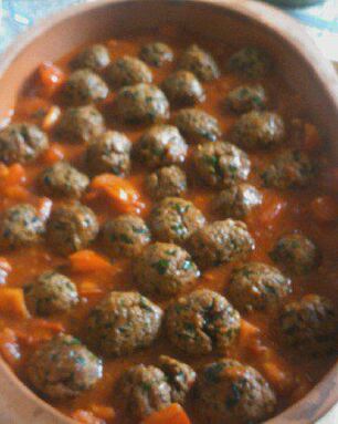 Тефтели в томатном соусе с яйцами