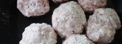 тефтели, запеченные в духовке в сметанном соусе. Шаг 6