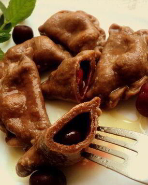 Шоколадные вареники с вишней