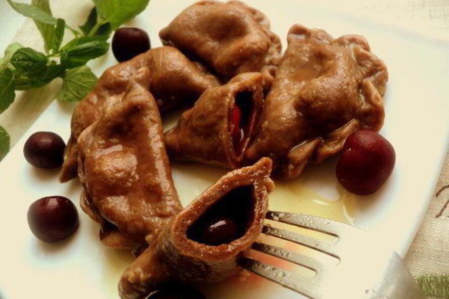 Рецепт шоколадные вареники с вишней