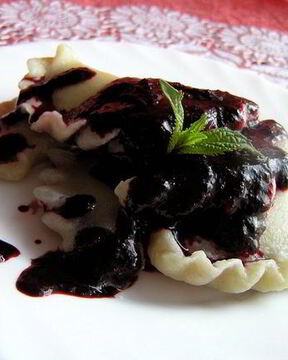 Вареники с черникой и соусом под шафе