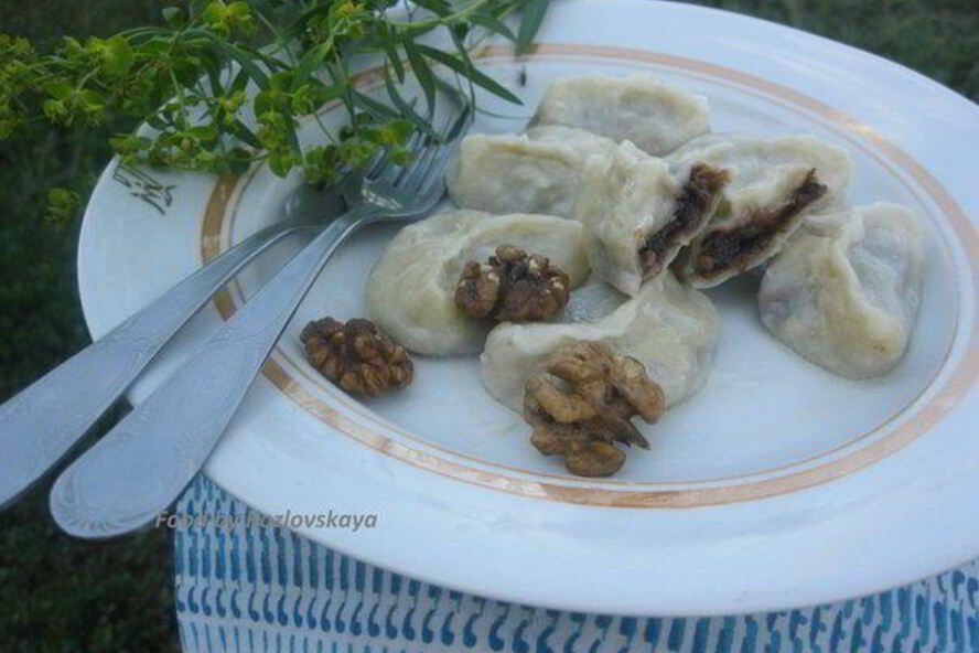 Рецепт вареники с черносливом, грецкими орехами и медом