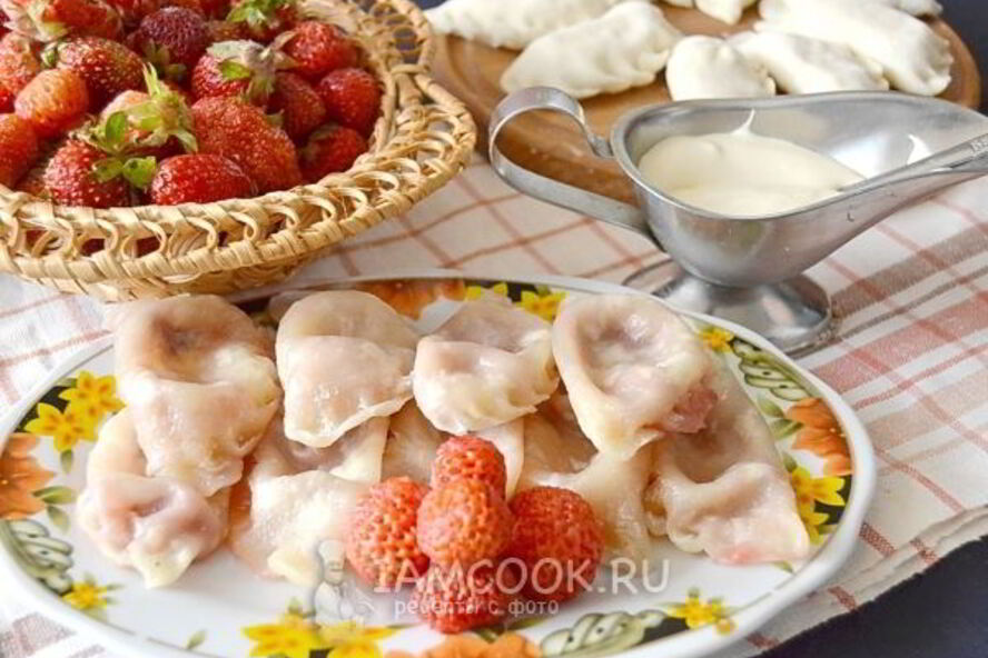 Рецепт вареники с клубникой на пару