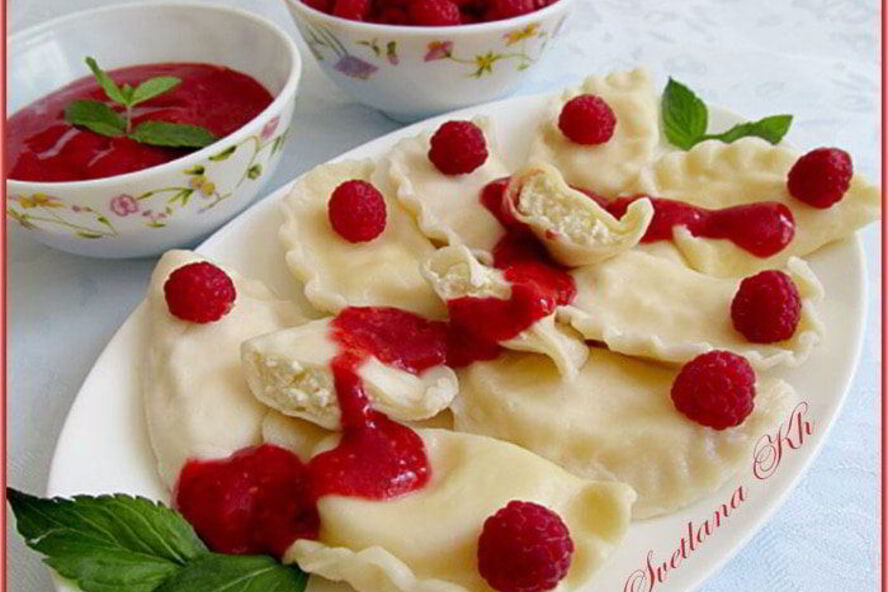Рецепт вареники с творогом и мятно-малиновым соусом