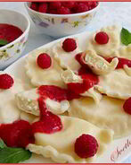 Вареники с творогом и мятно-малиновым соусом