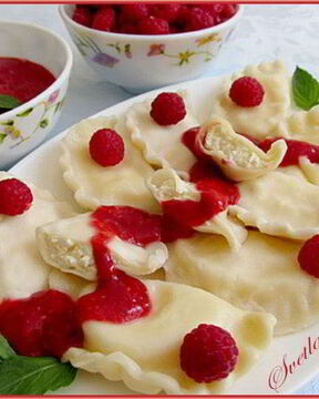 Вареники с творогом и мятно-малиновым соусом
