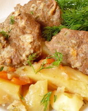 Пьяноежаркое из говядины запеченное в горшочке