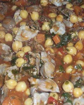 Жаркое из куриных потрoшков с горохом нут