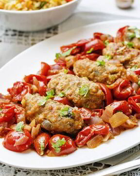 Жаркое из свинины с томатами, беконом и розмарином