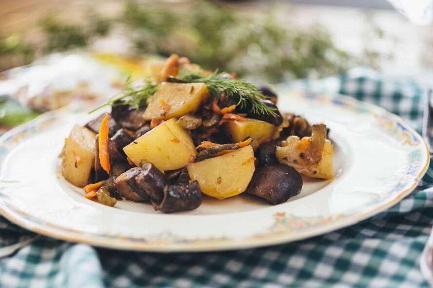 Рецепт жаркое с картошкой, грибами и маринованными огурчиками