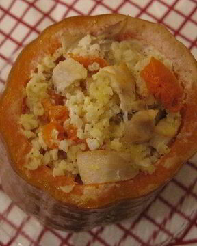 Жаркое с курицей и пшеном в тыквенном горшочке