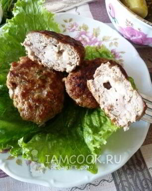 Мясные зразы с начинкой из курицы