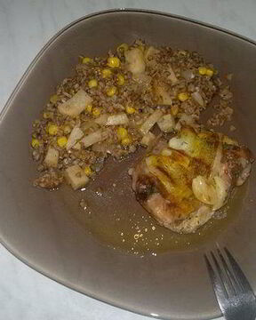 Бедро индейки из духовки и гречка с сельдереем и кукурузой