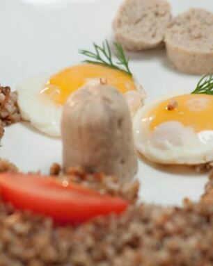 Домашние сосиски и гречневая каша с помидорами