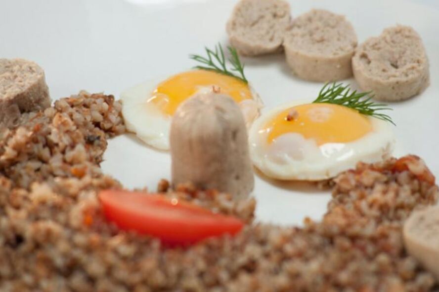 Рецепт домашние сосиски и гречневая каша с помидорами