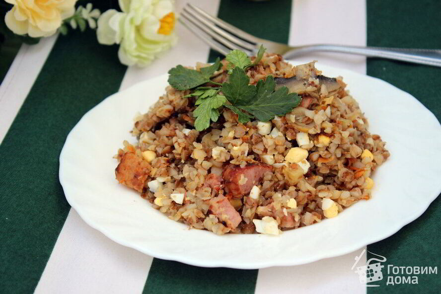 Рецепт гречка с шампиньонами, сырокопченой грудинкой и яйцом