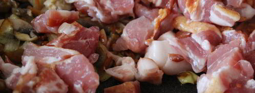 гречка с шампиньонами, сырокопченой грудинкой и яйцом. Шаг 4