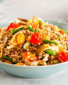 Гречневая каша с овощами и вешенками