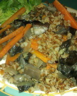 Постная гречка с маслятами и травами