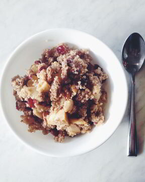 Каша из киноа с яблоками