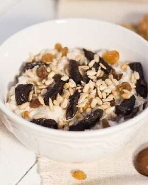 Каша овсяная с сухофруктами