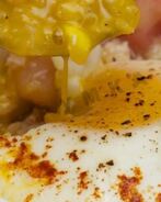 Каша злаковая с яйцом и беконом