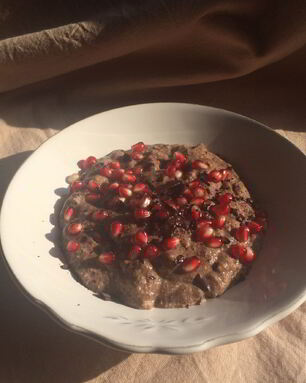 Льняная каша с гранатом и шоколадной крошкой
