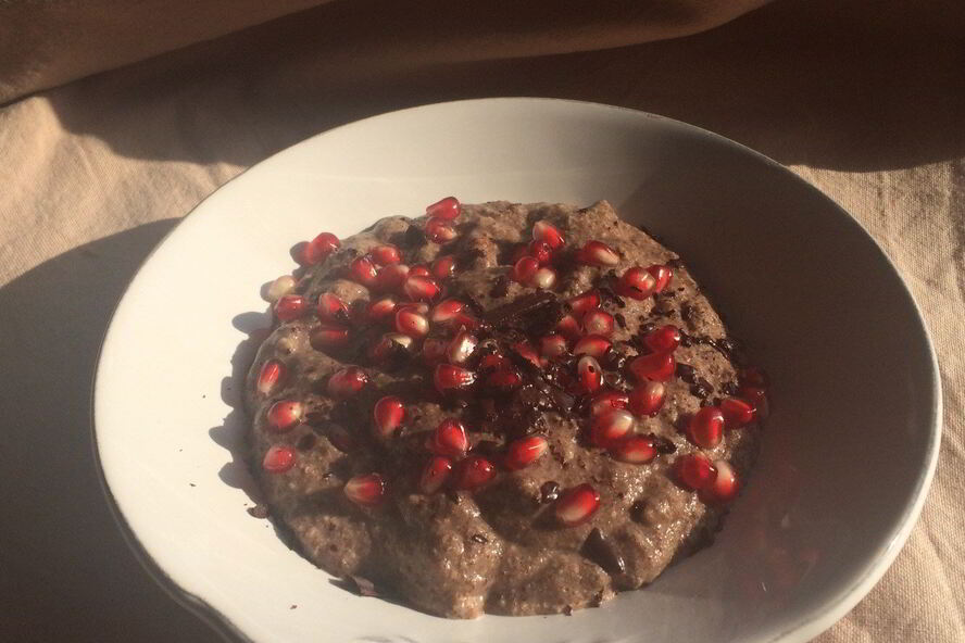 Рецепт льняная каша с гранатом и шоколадной крошкой