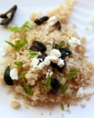 Пшеничная каша с маслинами и мятой